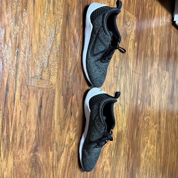 Nike shoes - Picture 2 of 9